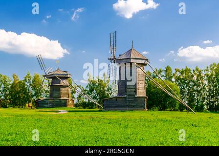 Mills a Suzdal, Russia. La città vecchia di Suzdal è la destinazione di viaggio come parte dell'anello d'Oro della Russia. Scenario dei tradizionali mulini a vento russi nel museo Foto Stock