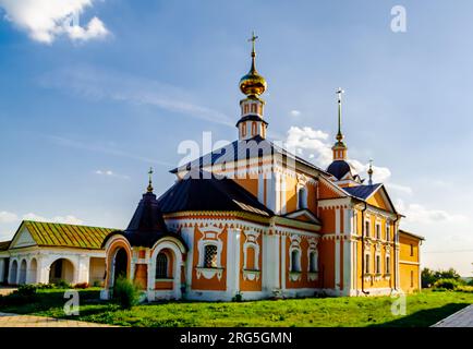 Suzdal, Oblast' di Vladimir, Russia - 4 luglio 2023: Chiesa della Santa Croce. Foto Stock