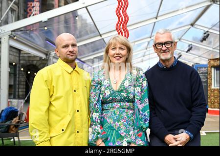 Edimburgo, Scozia, Regno Unito. 7 agosto 2023. Edinburgh Fringe: Kostya Benkovich presenta la scultura della mano destra di Dio nei George Street Gardens, la mano destra di Dio confonde la tradizionale iconografia medievale relativa a questo gesto come simbolo di misericordia, onnipotenza e rifugio. Presentazione con il vice Lord Provost Lezley Cameron e William Burdett-Coutts fondatore e direttore della compagnia di promozione teatrale e comica Assembly. Craig Brown/Alamy Live News Foto Stock