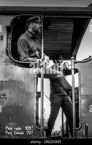 Storico treno a vapore nella campagna senese, Toscana, Italia, Europa Foto Stock