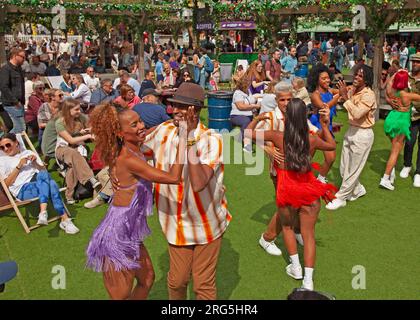 Photocall: Havana Street Party, Bristo Square, Edimburgo, Scozia. REGNO UNITO. 7 agosto 2023. Havana Street Party, uno spettacolare spettacolo di danza estiva da Cuba, che porta l'esperienza della festa ulimata al Festival Fringe di Edimburgo. Bristo Square, sottopancia 3-27 agosto 2023. Havana cast: Nadiezhda Valdes Carbonell, Carlos Garcia Rodriguez, Osvady Despaigne Gainza, Liuven Dopico Linares, Yoanis Pelaez Tamayo, Oddebi García Fabars, 'Chaiky' Darien Lopez Perez, Laura Amaro Diaz, Monica bello Gonzalez, 'Mahola' Jeniffer Altunaga Medero. Credit Archwhite/alamy notizie in diretta. Foto Stock