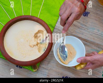 Mishti Doi fatto in casa o dahi dolce o cagliata fatta con latte e zucchero o jaggery in pentola di terracotta. È un popolare dessert indiano del Bengala Occidentale, Assam Foto Stock