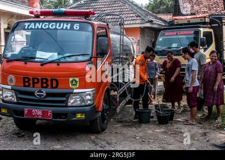 I residenti locali a Bogor, Giava Occidentale, Indonesia, ricevono assistenza per l'acqua pulita il 7 agosto 2023 Foto Stock