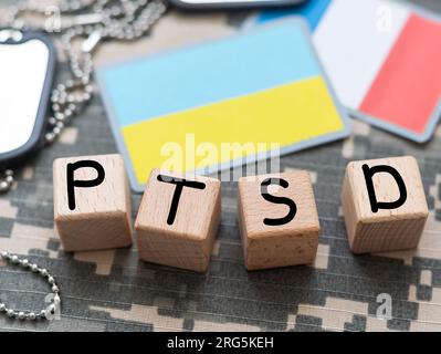 La parola PTSD è scritta in tipo letterpress tinto d'inchiostro vintage. Foto Stock