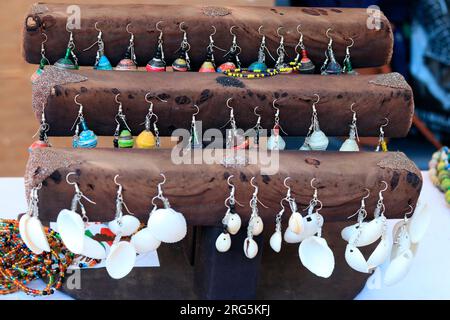 Gioielli in mostra realizzati con perline e altri oggetti di artigianato. Lilongwe, Malawi. Foto Stock
