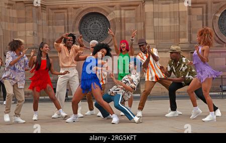 Photocall: Havana Street Party, Bristo Square, Edimburgo, Scozia. REGNO UNITO. 7 agosto 2023. Havana Street Party, uno spettacolare spettacolo di danza estiva da Cuba, che porta l'esperienza della festa ulimata al Festival Fringe di Edimburgo. Bristo Square, sottopancia 3-27 agosto 2023. Havana cast: Nadiezhda Valdes Carbonell, Carlos Garcia Rodriguez, Osvady Despaigne Gainza, Liuven Dopico Linares, Yoanis Pelaez Tamayo, Oddebi García Fabars, 'Chaiky' Darien Lopez Perez, Laura Amaro Diaz, Monica bello Gonzalez, 'Mahola' Jeniffer Altunaga Medero. Credit Archwhite/alamy notizie in diretta. Foto Stock