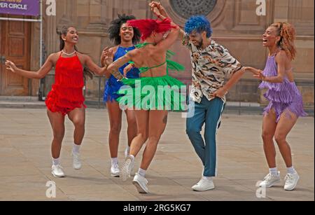 Photocall: Havana Street Party, Bristo Square, Edimburgo, Scozia. REGNO UNITO. 7 agosto 2023. Havana Street Party, uno spettacolare spettacolo di danza estiva da Cuba, che porta l'esperienza della festa ulimata al Festival Fringe di Edimburgo. Bristo Square, sottopancia 3-27 agosto 2023. Havana cast: Nadiezhda Valdes Carbonell, Carlos Garcia Rodriguez, Osvady Despaigne Gainza, Liuven Dopico Linares, Yoanis Pelaez Tamayo, Oddebi García Fabars, 'Chaiky' Darien Lopez Perez, Laura Amaro Diaz, Monica bello Gonzalez, 'Mahola' Jeniffer Altunaga Medero. Credit Archwhite/alamy notizie in diretta. Foto Stock