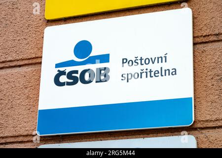 HAVIROV, REPUBBLICA CECA - 5 MAGGIO 2023: Striscione della banca CSOB Postovni Sporitelna davanti all'ufficio Foto Stock