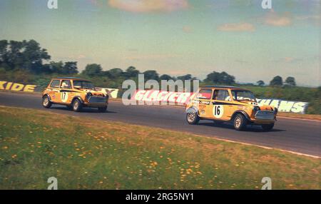 Il defunto grande Gordon Spice. British Saloon Car Championship, Gordon Spice davanti a Steve Neal in Britax Downton Mini Coopers al Croft Autodrome 1969 Foto Stock