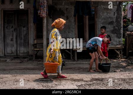 Bogor, Indonesia. 7 agosto 2023. I residenti locali a Bogor, Giava Occidentale, Indonesia, ricevono assistenza per l'acqua pulita il 7 agosto 2023. Il governo della Reggenza di Bogor attraverso l'Agenzia regionale per la gestione dei disastri ha inviato assistenza per l'acqua pulita alle aree i cui residenti sono stati colpiti dalla siccità e dalla mancanza di acqua pulita a causa della stagione secca credito: SIPA USA/Alamy Live News Foto Stock