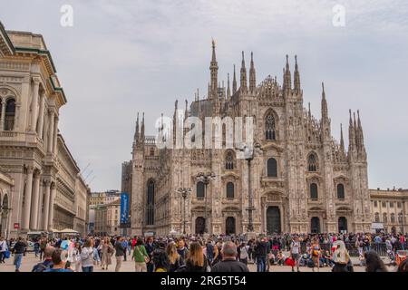 Milano, Italia - 21 maggio. 2023: Milano, Italia - 21 maggio. 2023: Facciata del Duomo di Milano, esterno con molte statue di marmo e rilievi. Foto Stock