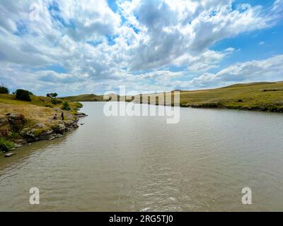 Fiume Akhuryan vicino al monastero di Marmashen nella provincia di Shirak in Armenia Foto Stock