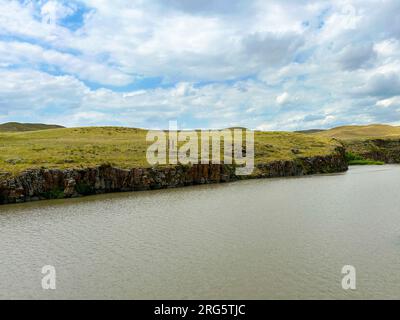 Fiume Akhuryan vicino al monastero di Marmashen nella provincia di Shirak in Armenia Foto Stock