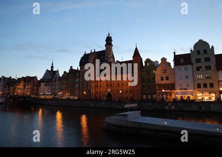 Vista serale dell'argine del fiume Motlawa (Długie Pobrzeże) a Danzica, in Polonia, con St Mary's Gate (brama Mariacka) ecc. Foto Stock