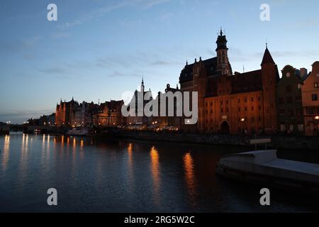 Vista serale dell'argine del fiume Motlawa (Długie Pobrzeże) a Danzica, in Polonia, con St Mary's Gate (brama Mariacka) ecc. Foto Stock