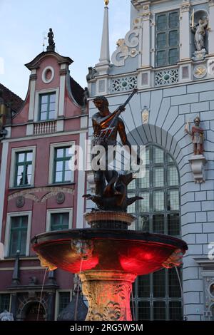 Statua della storica fontana di Nettuno (Fontanna Nettuna) su Długi Targ, di fronte all'ingresso della Corte Artus; un punto di riferimento a Danzica, Polonia Foto Stock