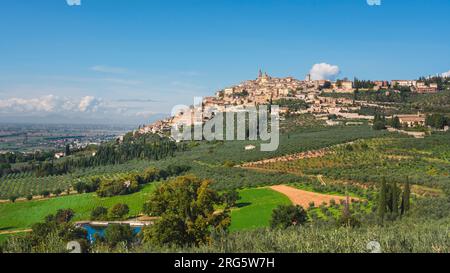 Vista panoramica di Trevi, pittoresco villaggio sulla cima della collina in Umbria. Provincia di Perugia, Italia, Europa. Foto Stock