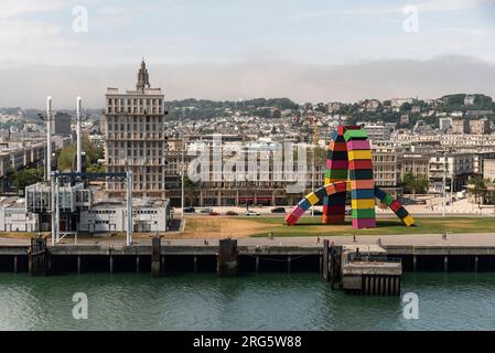 Le Havre, Francia settentrionale. 12 giugno 2023. Panoramica di Southampton Quay e della scultura Catene De Containers a Southampton Quay, le Havre, Francia. Foto Stock