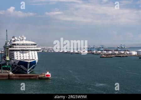 Le Havre, Francia settentrionale. 12 giugno 2023. Panoramica dei serbatoi di stoccaggio del petrolio e del terminal container nel porto di le Havre, Francia settentrionale. Foto Stock