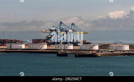 Le Havre, Francia settentrionale. 12 giugno 2023. Panoramica dei serbatoi di stoccaggio dell'olio e del terminal dei container nel porto di le Harve, Francia settentrionale. Foto Stock