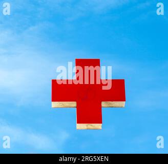 PLAYA BLANCA, SPAGNA - Apr 14: La croce rossa sul tetto simboleggia l'aiuto medico a Playa Blanca, Spagna il 14,2012 aprile. L'istituzione della Croce Rossa era Foto Stock