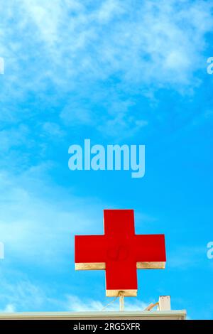 PLAYA BLANCA, SPAGNA - Apr 14: La croce rossa sul tetto simboleggia l'aiuto medico a Playa Blanca, Spagna il 14,2012 aprile. L'istituzione della Croce Rossa era Foto Stock