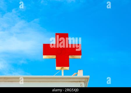 PLAYA BLANCA, SPAGNA - Apr 14: La croce rossa sul tetto simboleggia l'aiuto medico a Playa Blanca, Spagna il 14,2012 aprile. L'istituzione della Croce Rossa era Foto Stock