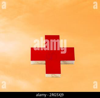 PLAYA BLANCA, SPAGNA - Apr 14: La croce rossa sul tetto simboleggia l'aiuto medico a Playa Blanca, Spagna il 14,2012 aprile. L'istituzione della Croce Rossa era Foto Stock