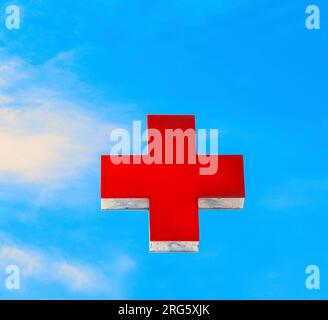 PLAYA BLANCA, SPAGNA - Apr 14: La croce rossa sul tetto simboleggia l'aiuto medico a Playa Blanca, Spagna il 14,2012 aprile. L'istituzione della Croce Rossa era Foto Stock