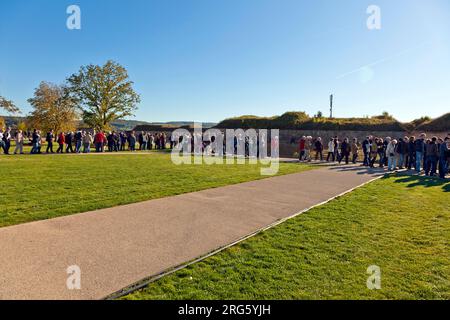 KOBLENZ, GERMANIA - OTT 15: Persone non identificate in coda per la mostra di fiori di BUGA il 15 ottobre 2011 a Coblenza, Germania. Il BUGA 2011 flower show è o Foto Stock