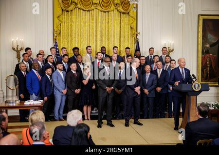 Washington, Stati Uniti. 7 agosto 2023. Il presidente Joe Biden dà il benvenuto ai campioni delle World Series 2022, gli Houston Astros, nella sala est della Casa Bianca il 7 agosto 2023 a Washington, DC. (Foto di Samuel Corum/Sipa USA) credito: SIPA USA/Alamy Live News Foto Stock