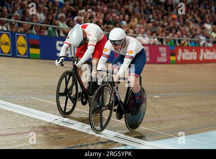 Jack Carlin (a destra) del Gran Bretagna vince la prima gara davanti al polacco Mateusz Rudyk nelle finali Elite Sprint maschili durante il quinto giorno dei Campionati del mondo di ciclismo UCI 2023 al Sir Chris Hoy Velodrome di Glasgow. Data immagine: Lunedì 7 agosto 2023. Foto Stock