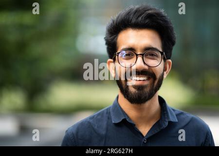 Ricco uomo d'affari dell'india orientale che si trova nella grande città moderna Foto Stock