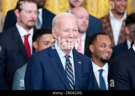 Washington, Stati Uniti. 7 agosto 2023. Il presidente Joe Biden sorride durante una cerimonia che celebra la vittoria degli Houston Astros 2022 World Series nella East Room della Casa Bianca a Washington, DC lunedì 7 agosto 2023. Foto di Bonnie Cash/Pool/ABACAPRESS.COM credito: Abaca Press/Alamy Live News Foto Stock