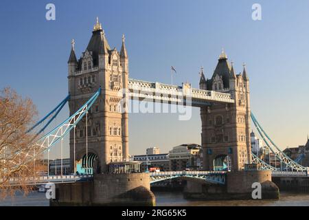 Il Tower Bridge, che sta ricevendo gli ultimi raggi di sole. Foto Stock