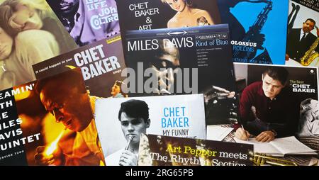 Viersen, Germania - 9 giugno. 2023: Primo piano della collezione di dischi in vinile vintage copertine jazz cool, storia del concetto di musica jazz Foto Stock