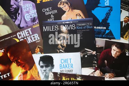 Viersen, Germania - 9 giugno. 2023: Primo piano della collezione di dischi in vinile vintage copertine jazz cool, storia del concetto di musica jazz Foto Stock