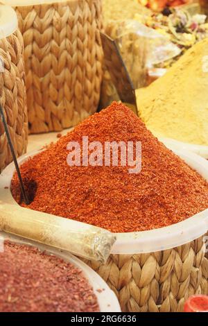 Spezie tradizionali e frutta secca nel bazar locale in turchia . Foto Stock