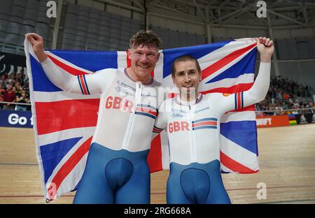 Il britannico Neil Fachie (a destra) e il pilota Matthew Rotherham celebrano la vittoria dell'oro nelle finali maschili B Sprint durante il quinto giorno dei Campionati del mondo di ciclismo UCI 2023 al Sir Chris Hoy Velodrome di Glasgow. Data immagine: Lunedì 7 agosto 2023. Foto Stock