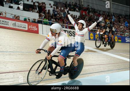 Il britannico Neil Fachie (a destra) e il pilota Matthew Rotherham hanno vinto l'oro nelle finali maschili B Sprint durante il quinto giorno dei Campionati del mondo di ciclismo UCI 2023 al Sir Chris Hoy Velodrome di Glasgow. Data immagine: Lunedì 7 agosto 2023. Foto Stock