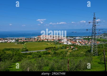 Vista della città di Izola sulla costa adriatica in Istria e Primorska, Slovenia Foto Stock