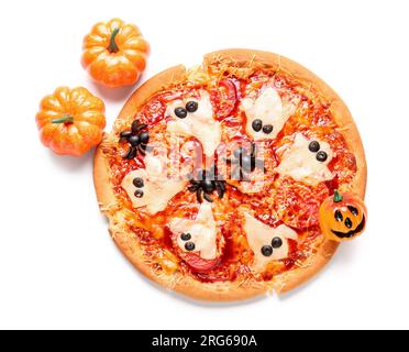 Gustosa pizza per festeggiare Halloween su sfondo bianco Foto Stock