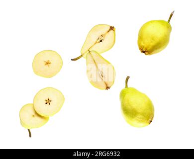 Pere fresche volanti su sfondo bianco Foto Stock