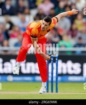 7 agosto 2023; Old Trafford Cricket Ground, Manchester, Inghilterra: The Hundred Mens Cricket, Manchester Originals contro Birmingham Phoenix; Benny Howell di Birmingham Phoenix bowling Foto Stock