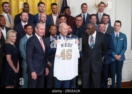 Washington, Vereinigte Staaten. 7 agosto 2023. Il presidente degli Stati Uniti Joe Biden, centro, è affiancato dal proprietario degli Houston Astros Jim Crane, a sinistra, e dal manager degli Houston Astros Dusty Baker, a destra, mentre dà il benvenuto alla squadra degli Houston Astros nella East Room della Casa Bianca per onorare la vittoria delle World Series 2022, a Washington, DC, lunedì 7 agosto, 2023. credito: Rod Lamkey/CNP/dpa/Alamy Live News Foto Stock