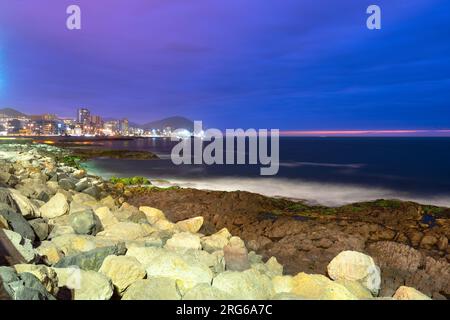 Vista panoramica della costa di Antofagasta, conosciuta come la Perla del Nord e la città più grande della regione mineraria del Cile settentrionale. Foto Stock