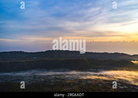 Incredibile vista panoramica del villaggio sul monte Batur. Vista panoramica rurale di Pinggan con il vulcano Batur Foto Stock