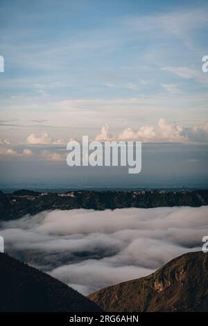 Vista panoramica delle nuvole mattutine e della nebbia sul monte Batur. Monte Batur all'alba Foto Stock