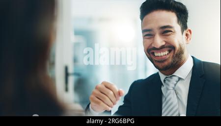 Uomo d'affari felice, che ride e ascolta la donna per scherzi divertenti, umorismo o commedia in ufficio. Un uomo asiatico cordiale sorride con Risate per affari divertenti Foto Stock