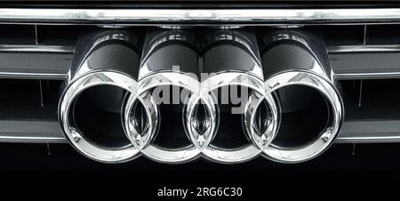 Simbolo del logo Audi sulla parte anteriore della vettura, primo piano Foto Stock